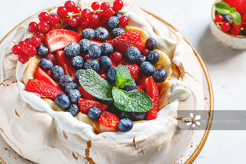 新西兰的Pavlova蛋糕，搭配鲜奶油和新鲜浆果图片素材