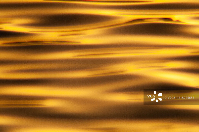夕阳金光下的丝柔水面图片素材