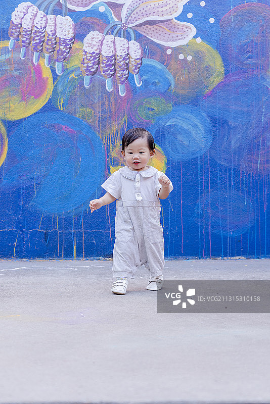 艺术墙前的男婴图片素材