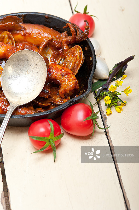 高角度的食物在锅上的桌子图片素材