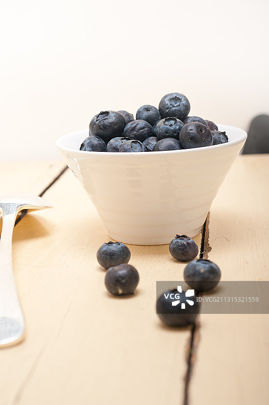 桌子上碗里的蓝莓特写图片素材