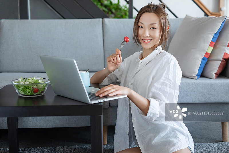 亚洲女子,下午茶,工间休息,使用手提电脑图片素材