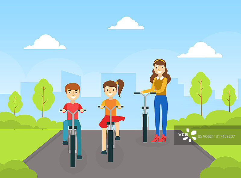 快乐的妈妈，儿子和女儿在公园骑自行车图片素材
