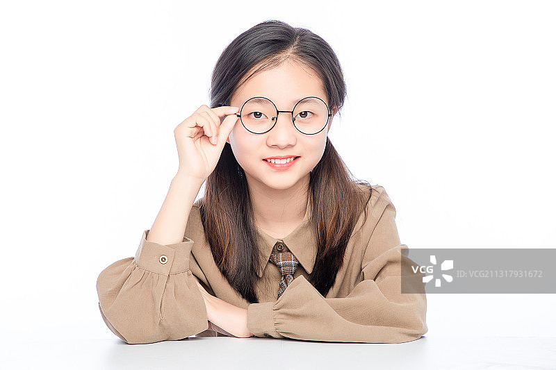 白色背景里，带着眼镜的亚洲小女孩图片素材