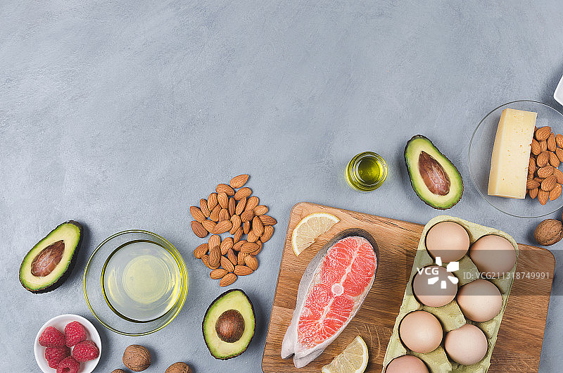 生酮饮食，低碳水化合物健康食品概念的灰色背景图片素材