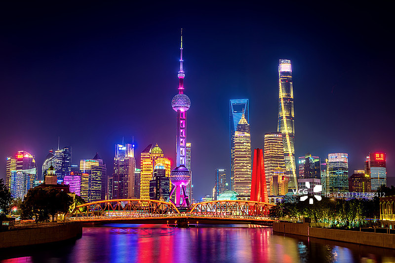 中国上海浦东建筑群夜景风光图片素材