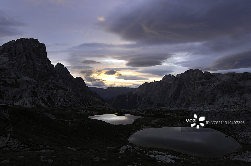 山地湖泊，日出时的Sexten Dolomites, Dolomites，南蒂罗尔，特伦蒂诺-上阿迪杰，意大利图片素材