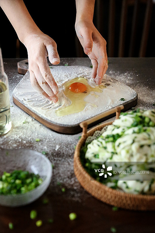 手工制作的传统小吃花卷葱卷馒头图片素材