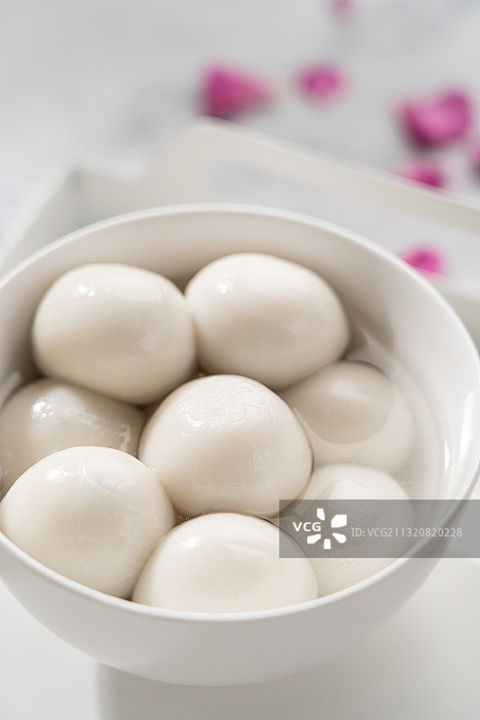 元宵节春节中秋节冬至大理石背景浪漫花瓣盘的一碗养生汤圆图片素材