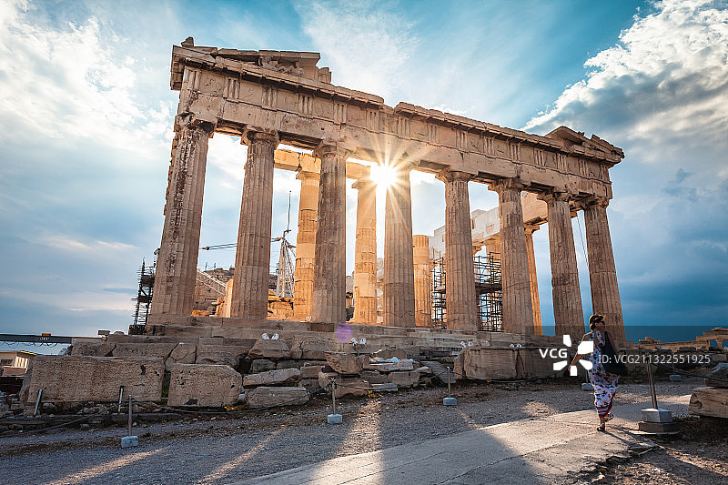 阳光穿过雅典卫城的帕特农神庙图片素材