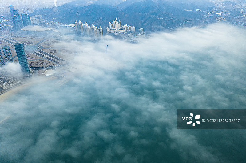 航拍地标建筑跨海大桥在云雾之中，拍摄于中国辽宁省大连市图片素材