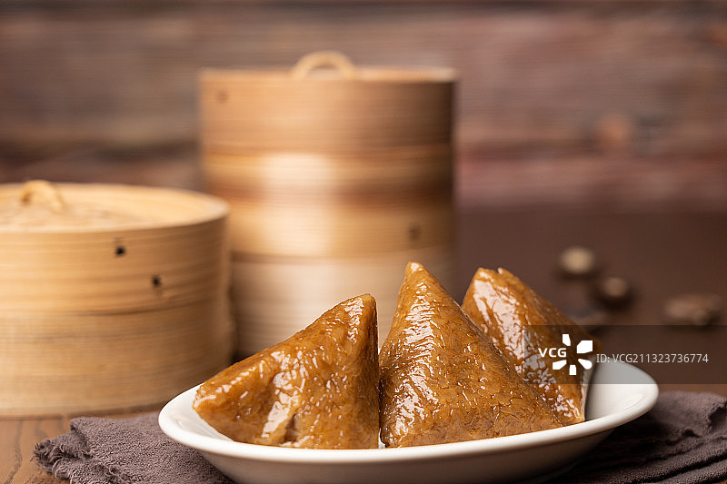 中国传统节日端午节蒸笼上熟的粽子图片素材