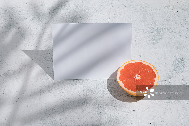 在桌子上的橙子片的正上方图片素材