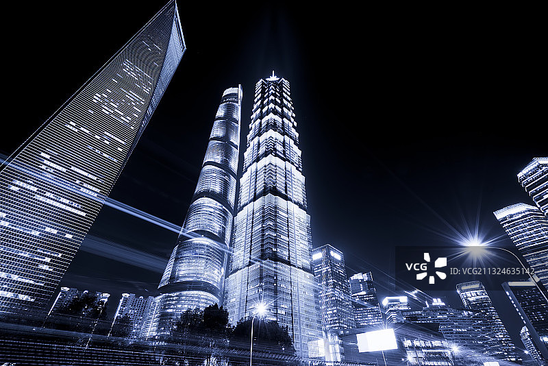 上海金融中心摩天大楼街道夜景图片素材
