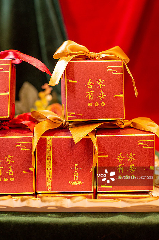 喜糖盒奢侈品碗盘中国风喜庆礼盒糖果盒瓶子花图片素材