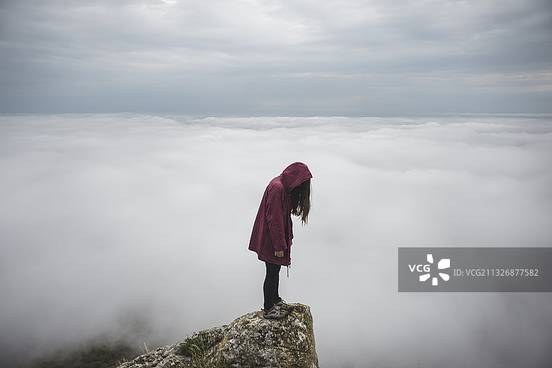 年轻女子站在山顶向下看，马德拉，葡萄牙图片素材