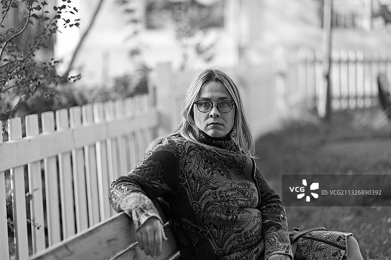 一幅坐在长凳上的女人的画像，塞尔维亚图片素材
