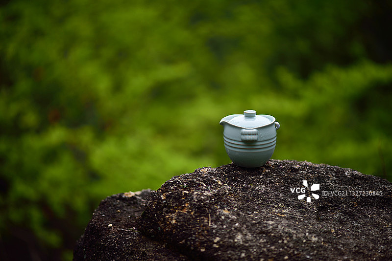 茶壶茶具公道杯在大自然山间喝茶图片素材