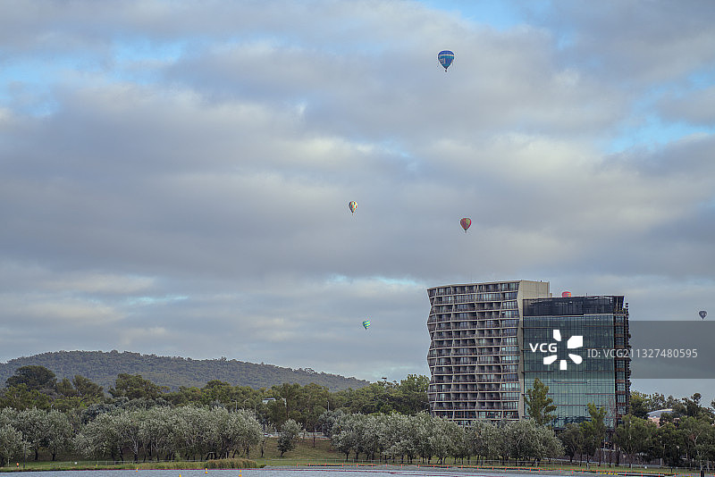 山顶度假宾馆上空的许多热气球图片素材