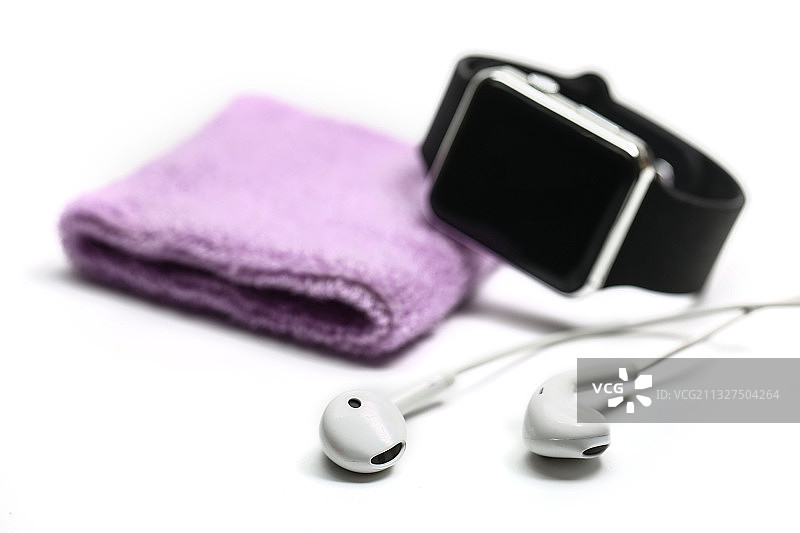 毛巾护腕和运动耳机 智能手表放在白色背景上图片素材