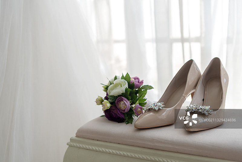 一双结婚鞋和一束花图片素材
