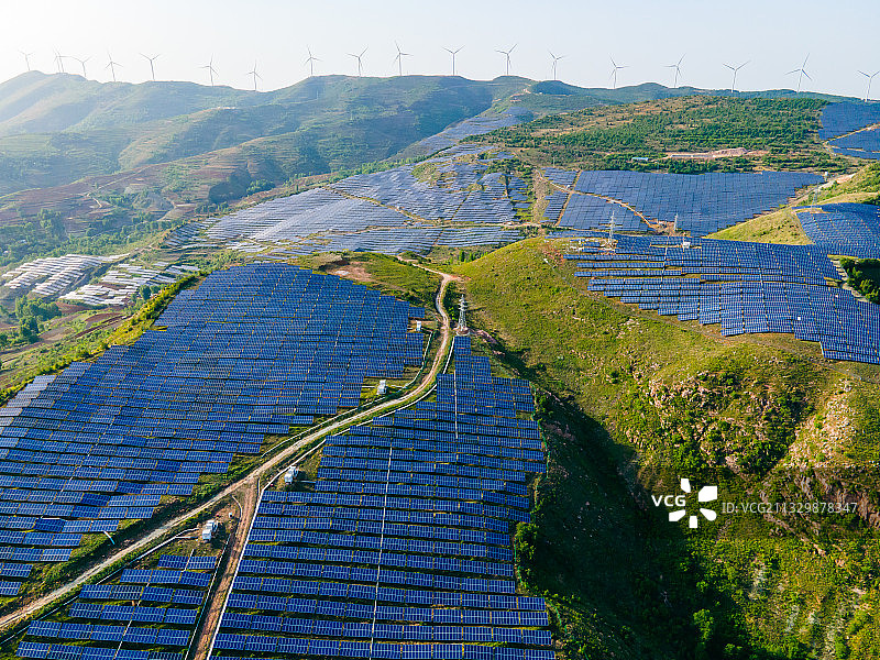 航拍山中的太阳能发电站，河南洛阳图片素材
