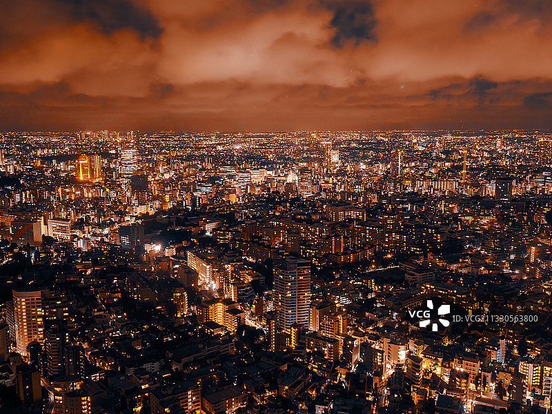 高角度的城市建筑照明在晚上图片素材