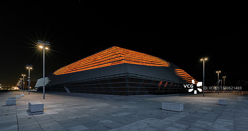 中国郑州奥体中心游泳馆发光棱形外立面夜景图片素材