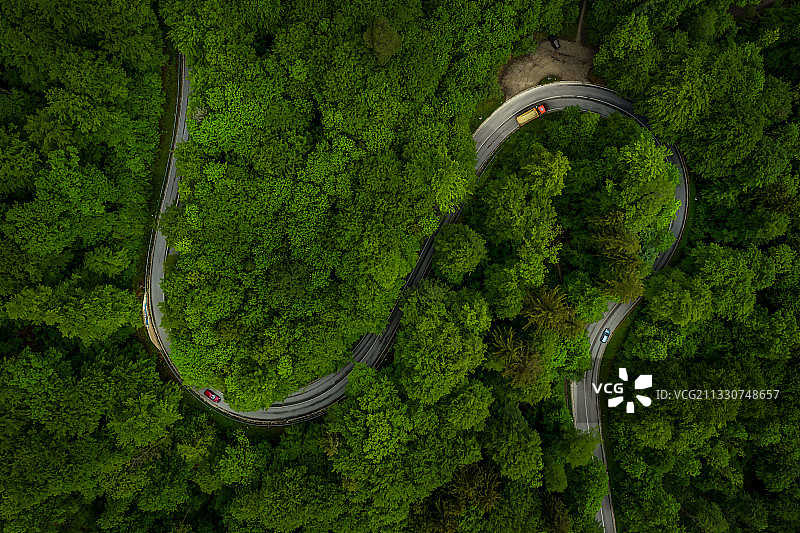 美丽的绿色森林，弯弯曲曲的道路和俯视图，德国图片素材