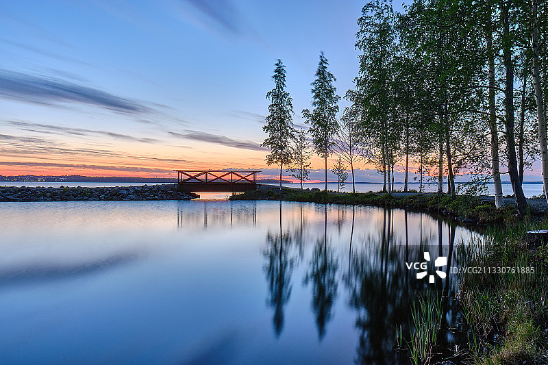 日落时分的湖景，Onkiniemi，坦佩雷，芬兰图片素材