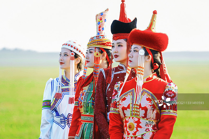 草原上穿着蒙古族传统服的少女们图片素材