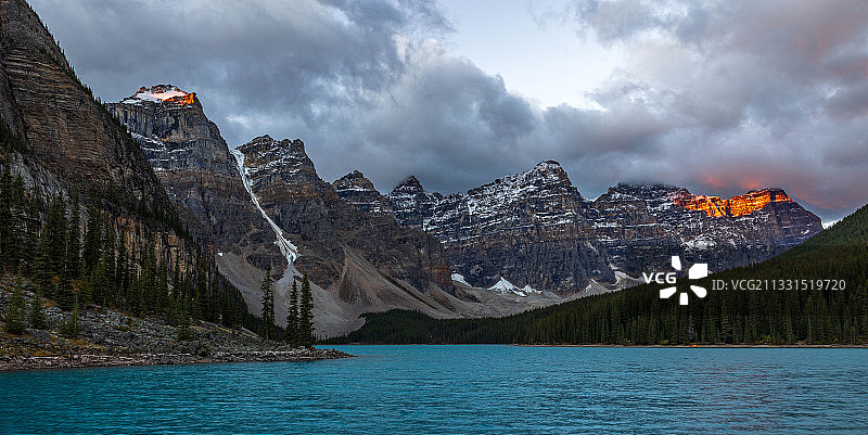 加拿大冰碛湖的湖泊和山脉的全景图片素材