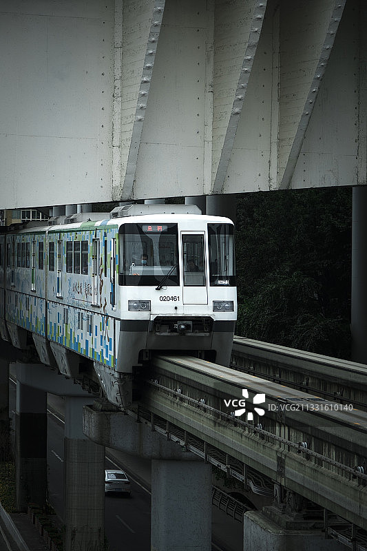 重庆山城的典型交通工具：轻轨图片素材