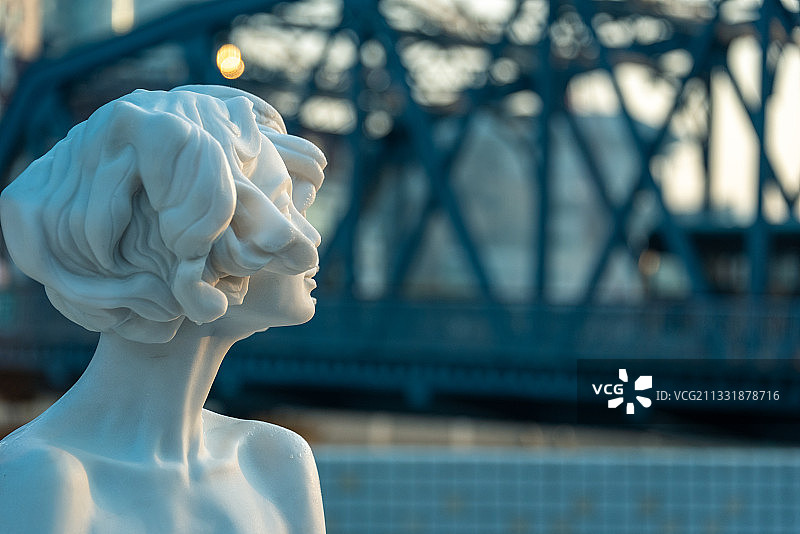 北外滩外白渡桥附近一个汉白玉女孩雕像，目光射向百年外白渡桥图片素材