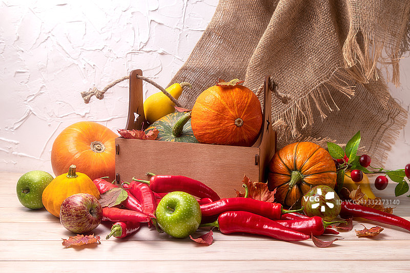 高角度的水果和蔬菜在桌子上图片素材