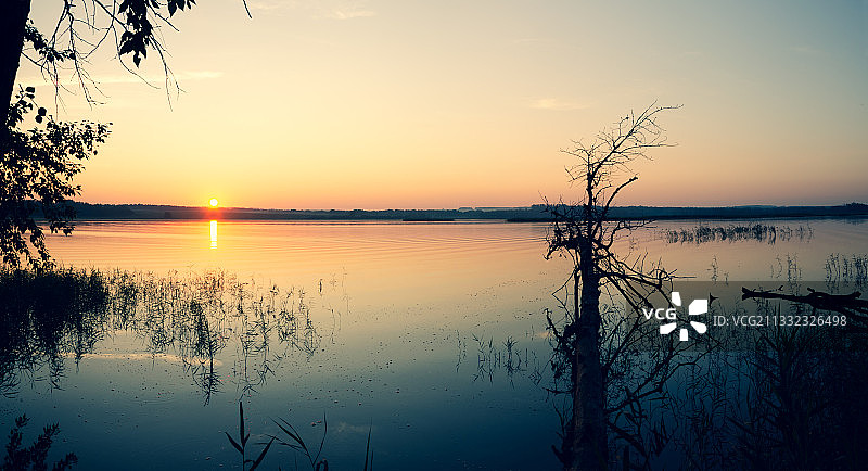 日落时湖泊的风景图片素材