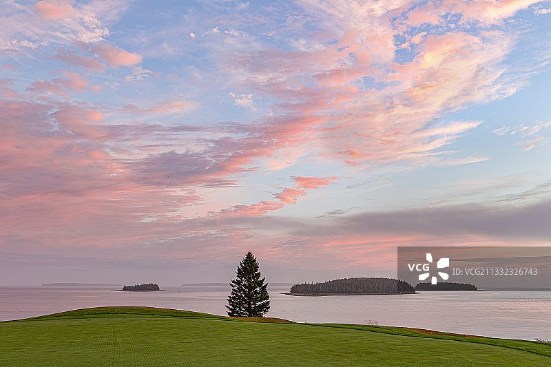 加拿大新斯科舍省切斯特，日落时天空映衬下的美丽海景图片素材