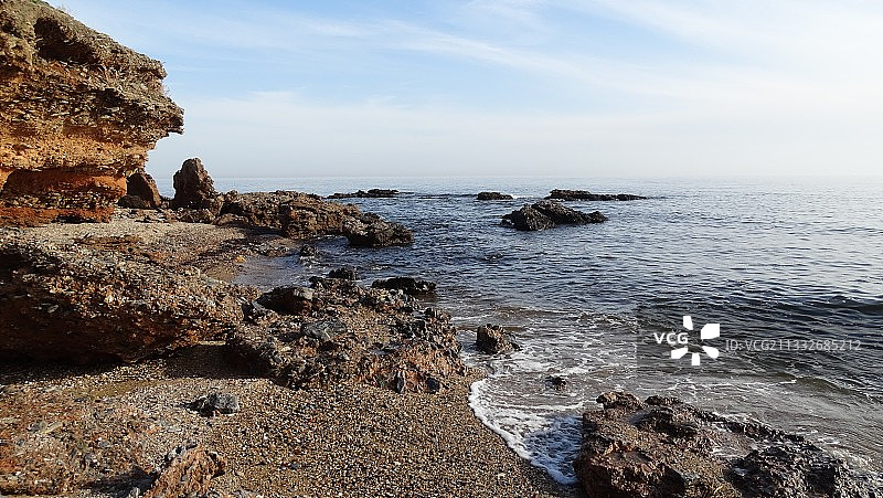 希腊海滩上的岩石对着天空的风景图片素材