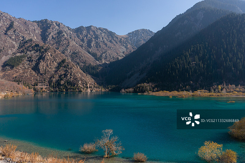 哈萨克斯坦清澈的天空映衬着美丽的湖泊和山脉图片素材