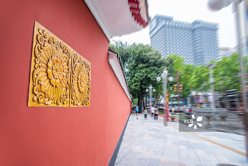 广东省佛山祖庙古建筑红围墙上的花卉浮雕陶瓷砖图片素材