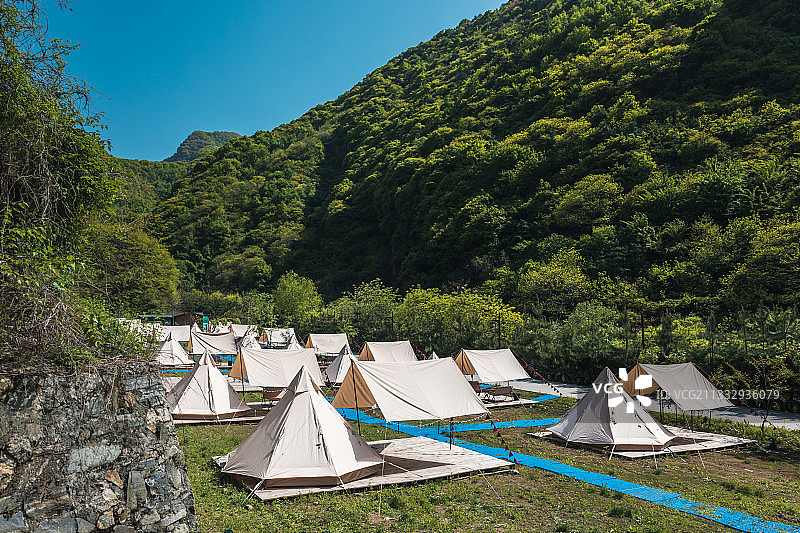 山谷中的户外帐篷营地图片素材