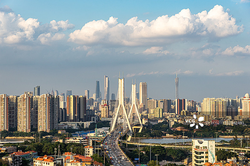 广州荔湾区鹤洞大桥和城市天际线图片素材