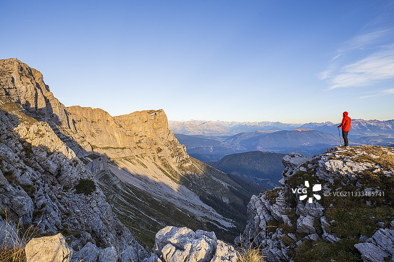 从2060米高的Col des Moucherolles海角俯瞰2284米高的Grande Moucherolle，上维科尔高原国家自然保护区，维科尔地区自然公园，法国Isere图片素材