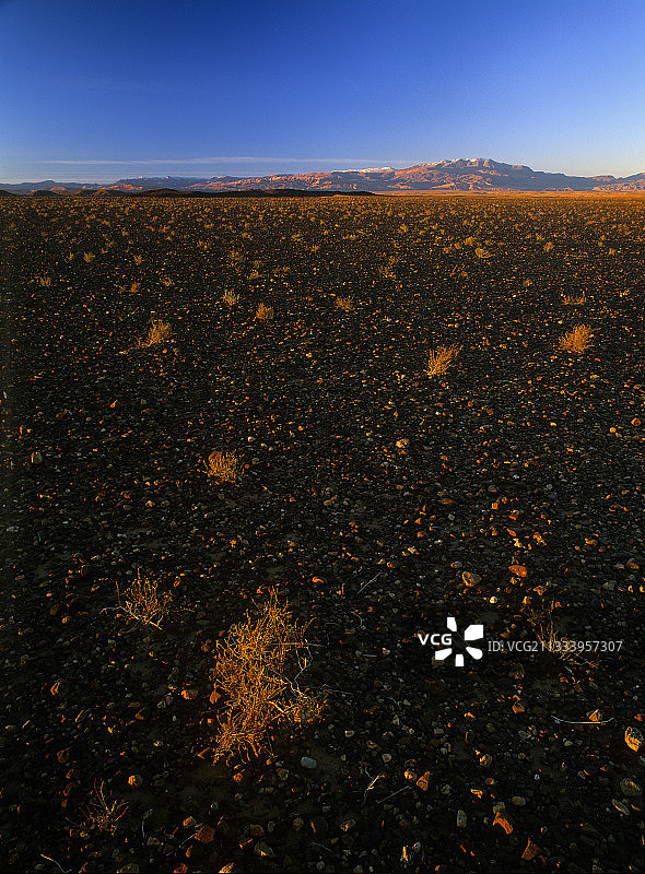 摩洛哥上阿特拉斯瓦尔扎扎特地区的砾石沙漠图片素材
