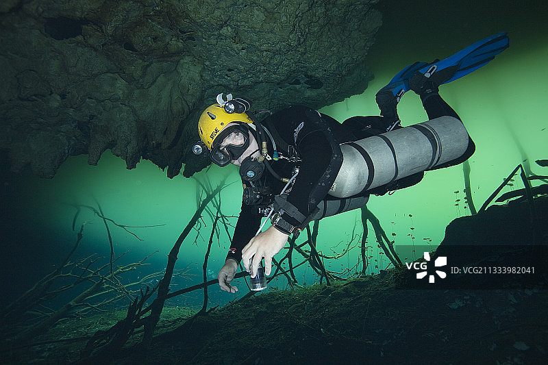 墨西哥尤卡坦坑的潜水洞穴学家图片素材