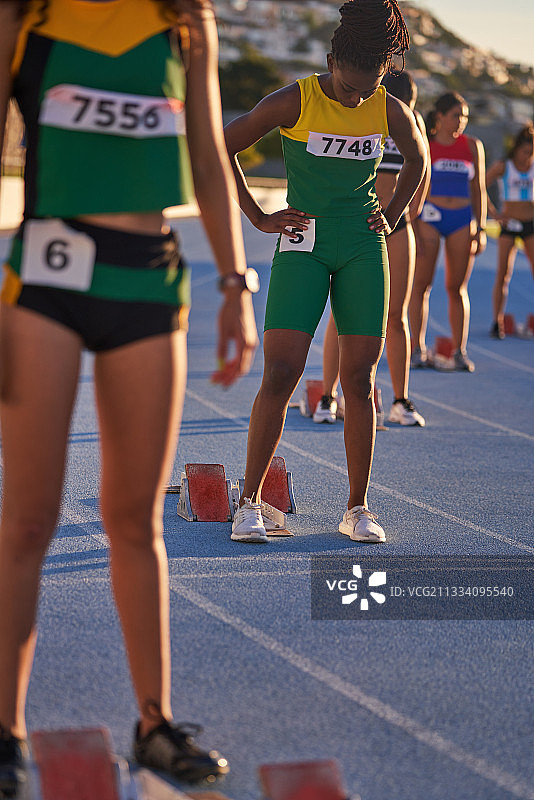 女子田径运动员在起跑点准备图片素材