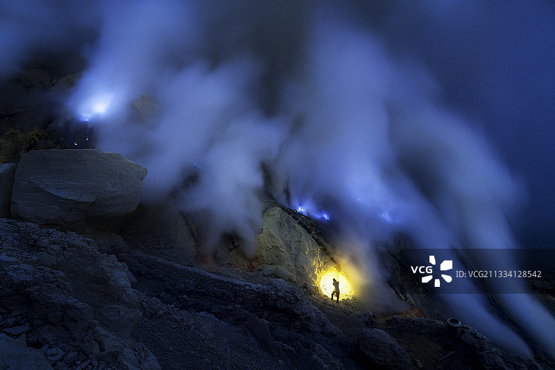 印度尼西亚火山硫磺工灯光图片素材