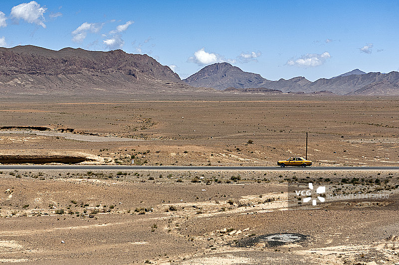 公路上的汽车-摩洛哥埃拉奇迪亚省图片素材