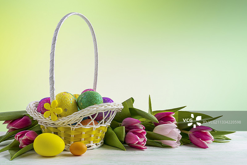 复活节快乐优雅的背景与彩蛋在黄色的篮子图片素材