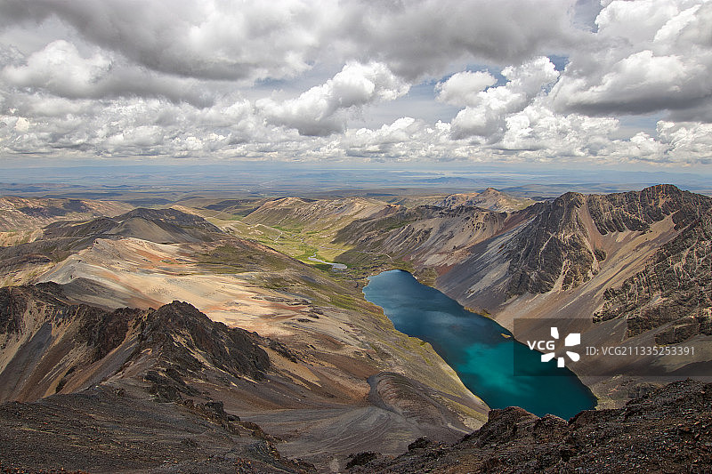 鸟瞰图的景观对多云的天空，拉巴斯部门，玻利维亚图片素材